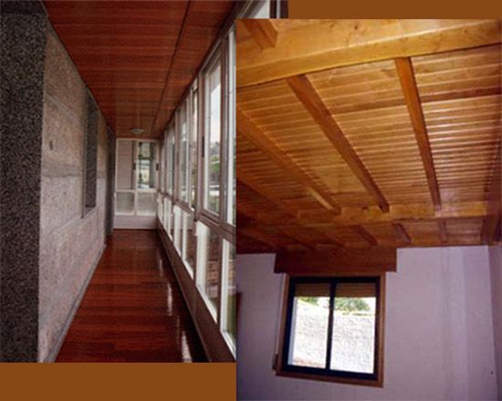 Un pasillo con muchas ventanas y un techo de madera.