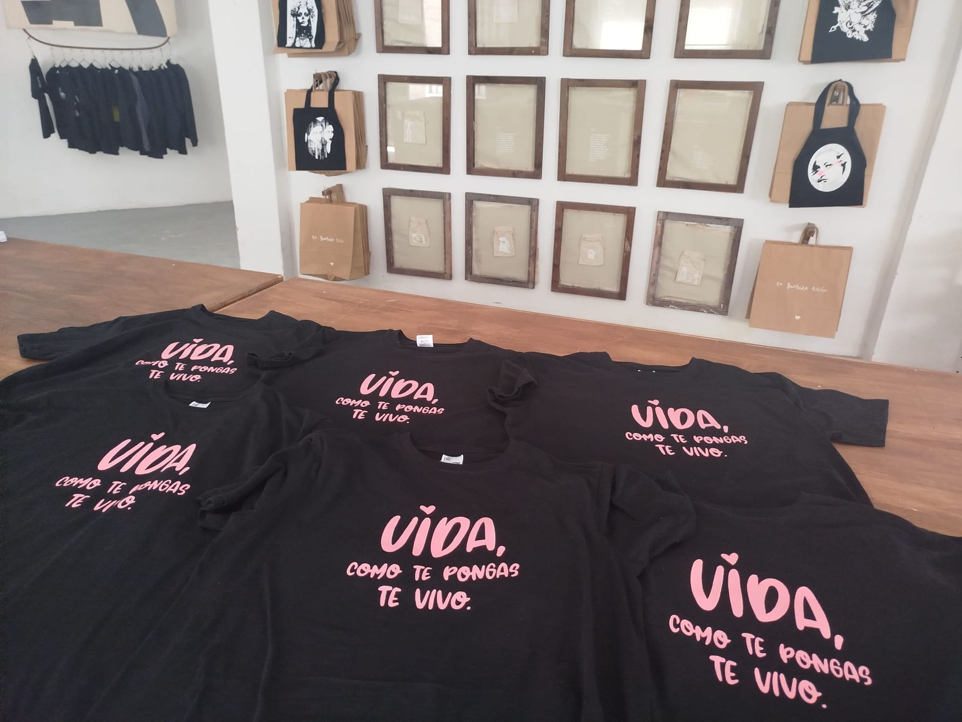 Camisetas negras con la palabra