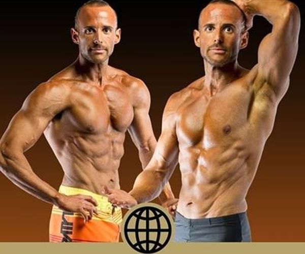 Dos hombres musculosos de pie uno al lado del otro con un globo terráqueo en el medio.