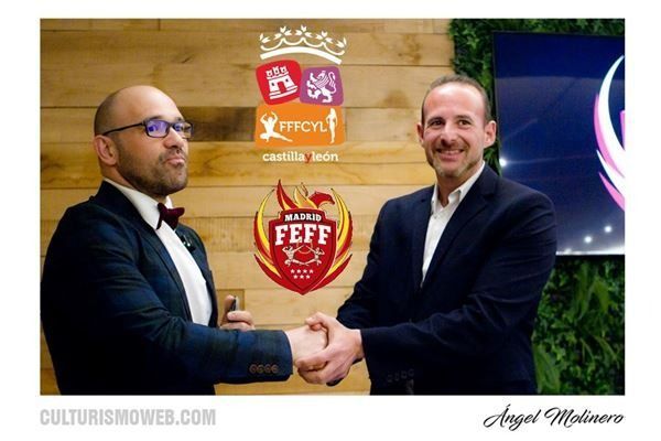 Dos hombres se dan la mano delante de un cartel que dice feff