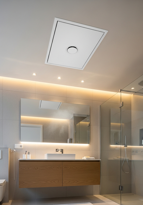 Salle de bains moderne avec meuble-lavabo suspendu en bois, grand miroir et porte de douche en verre sous un éclairage tamisé.