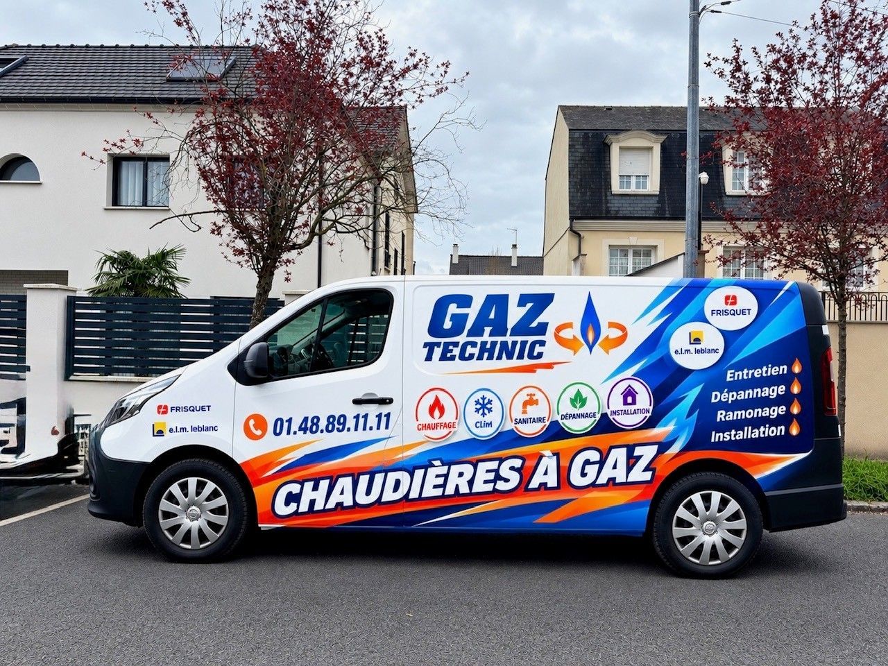 Une personne touche un radiateur près d'une fenêtre dans une pièce faiblement éclairée.