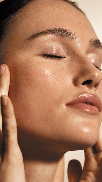 Mujer de piel clara y cabello castaño claro, mirando ligeramente hacia un lado con maquillaje suave y expresión neutra.