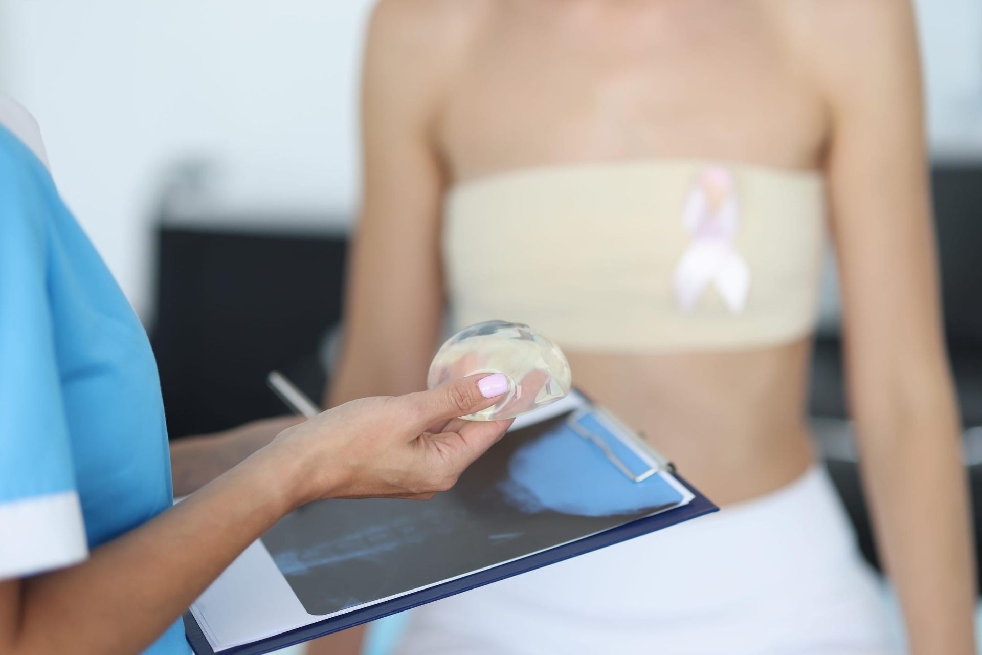 Un trabajador sanitario sostiene una prótesis para operación de reconstrucción de mama.