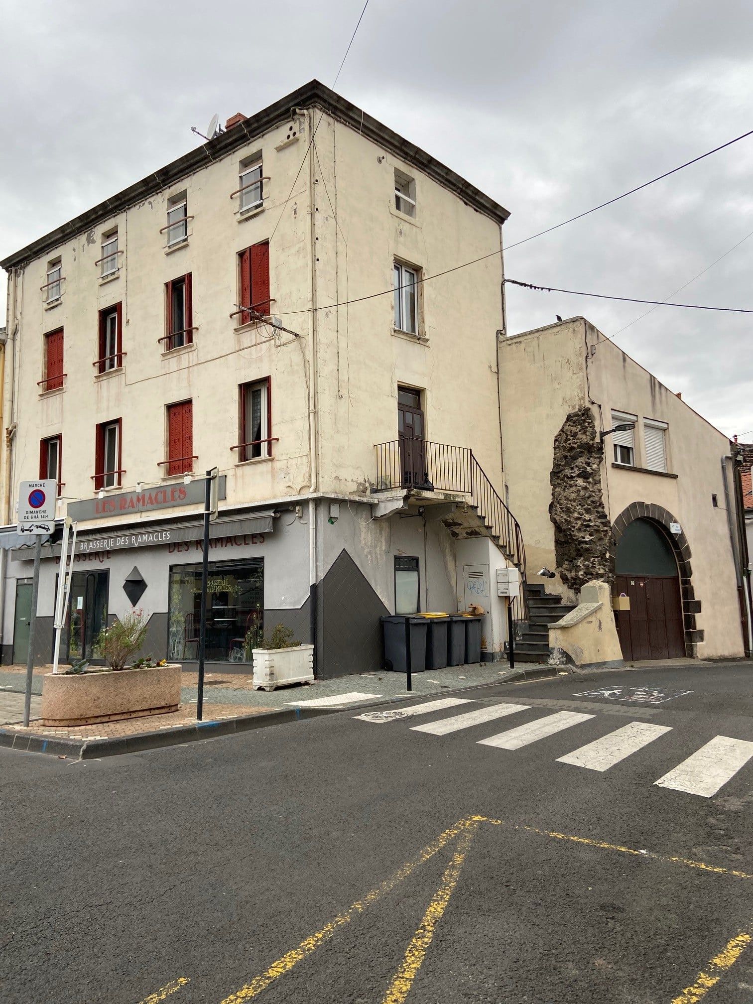 Bâtiment en mauvaise état avant un ravalement