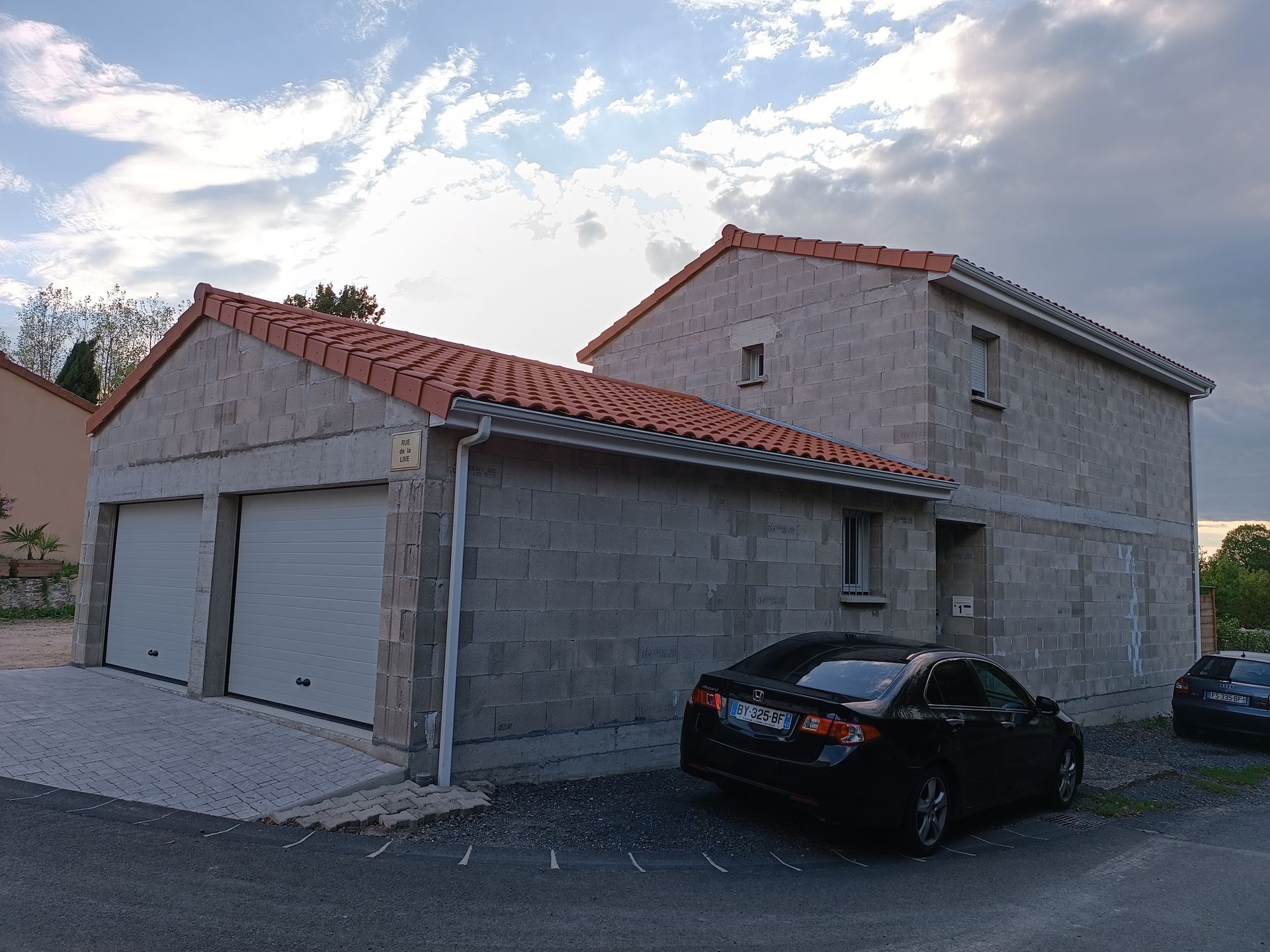 Maison neuve avec des façades sans finitions