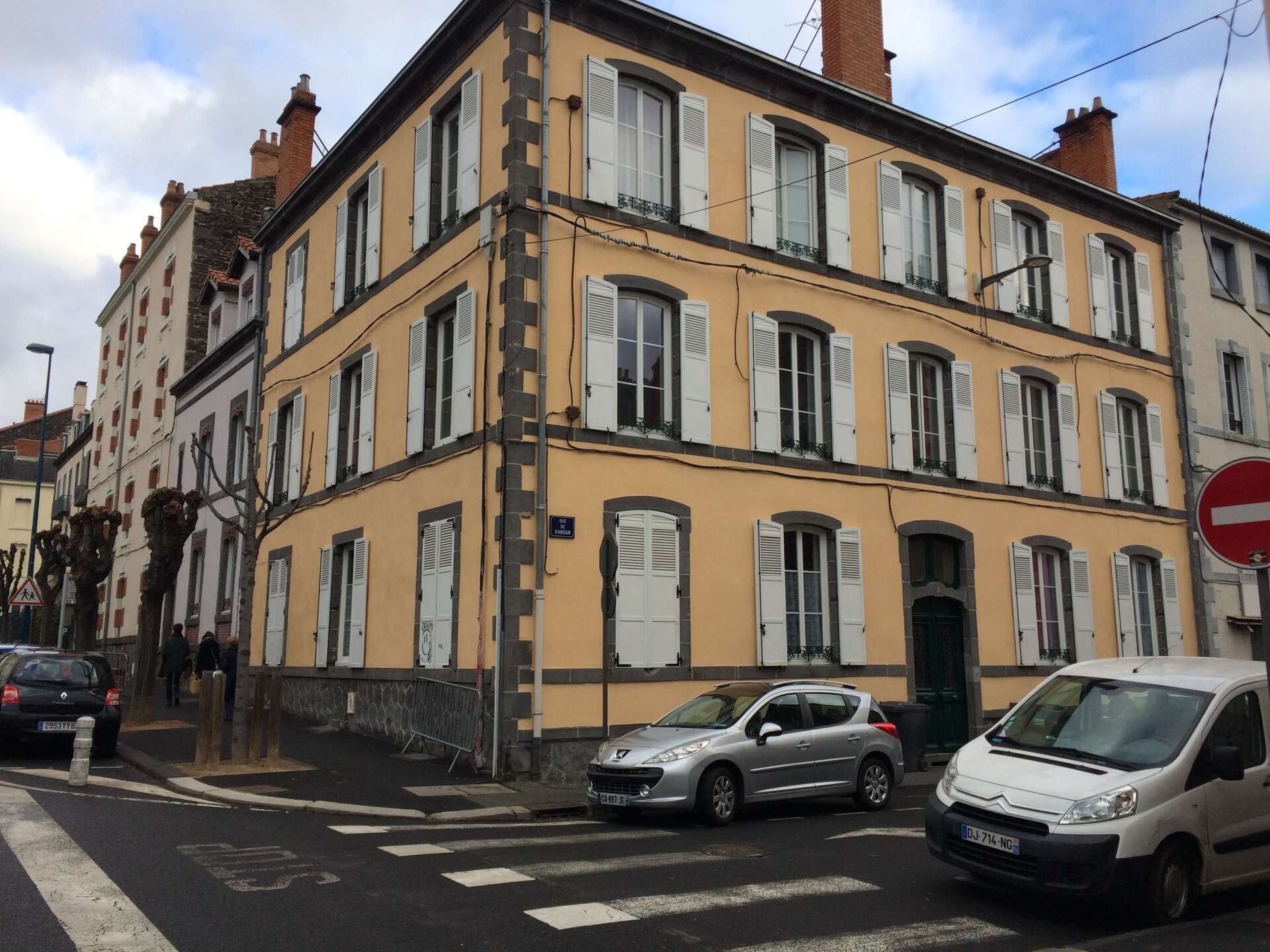 Travaux de ravalement terminés sur un immeuble.