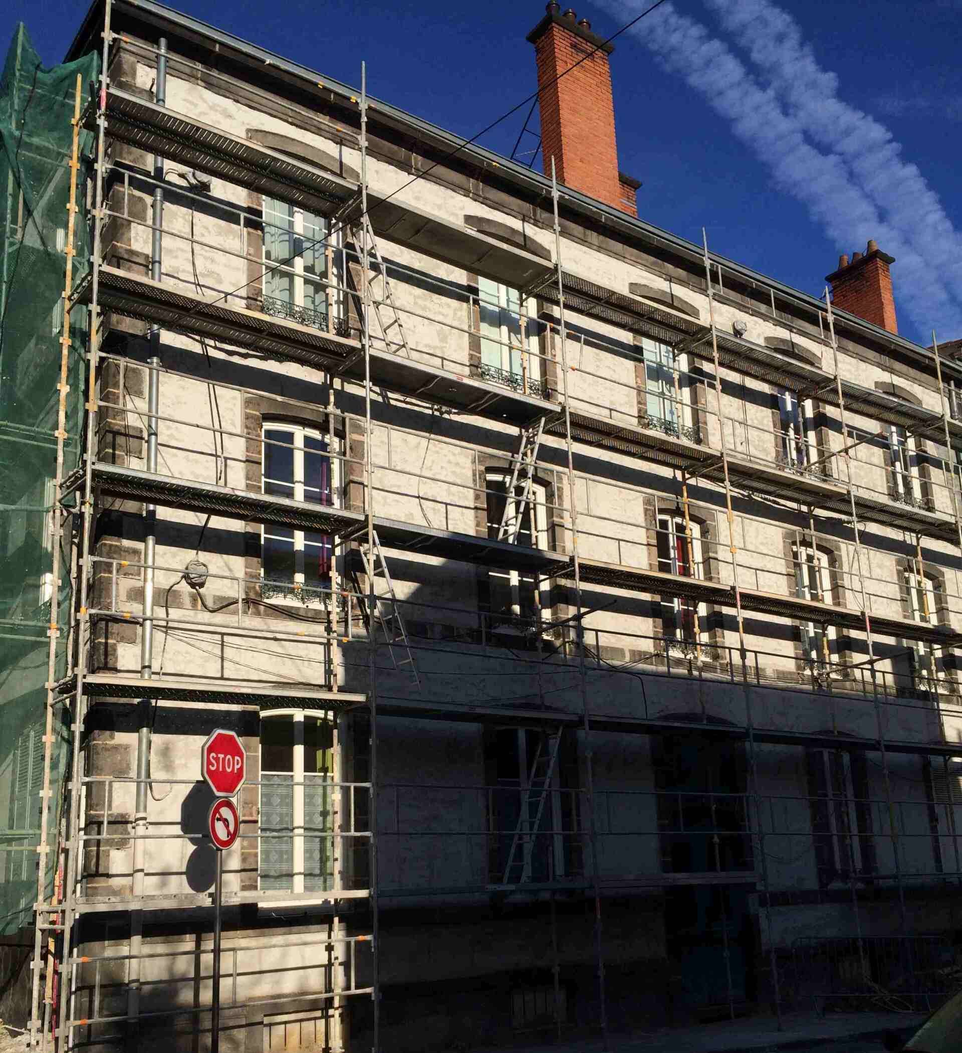 Échafaudages devant une façade d'immeuble.