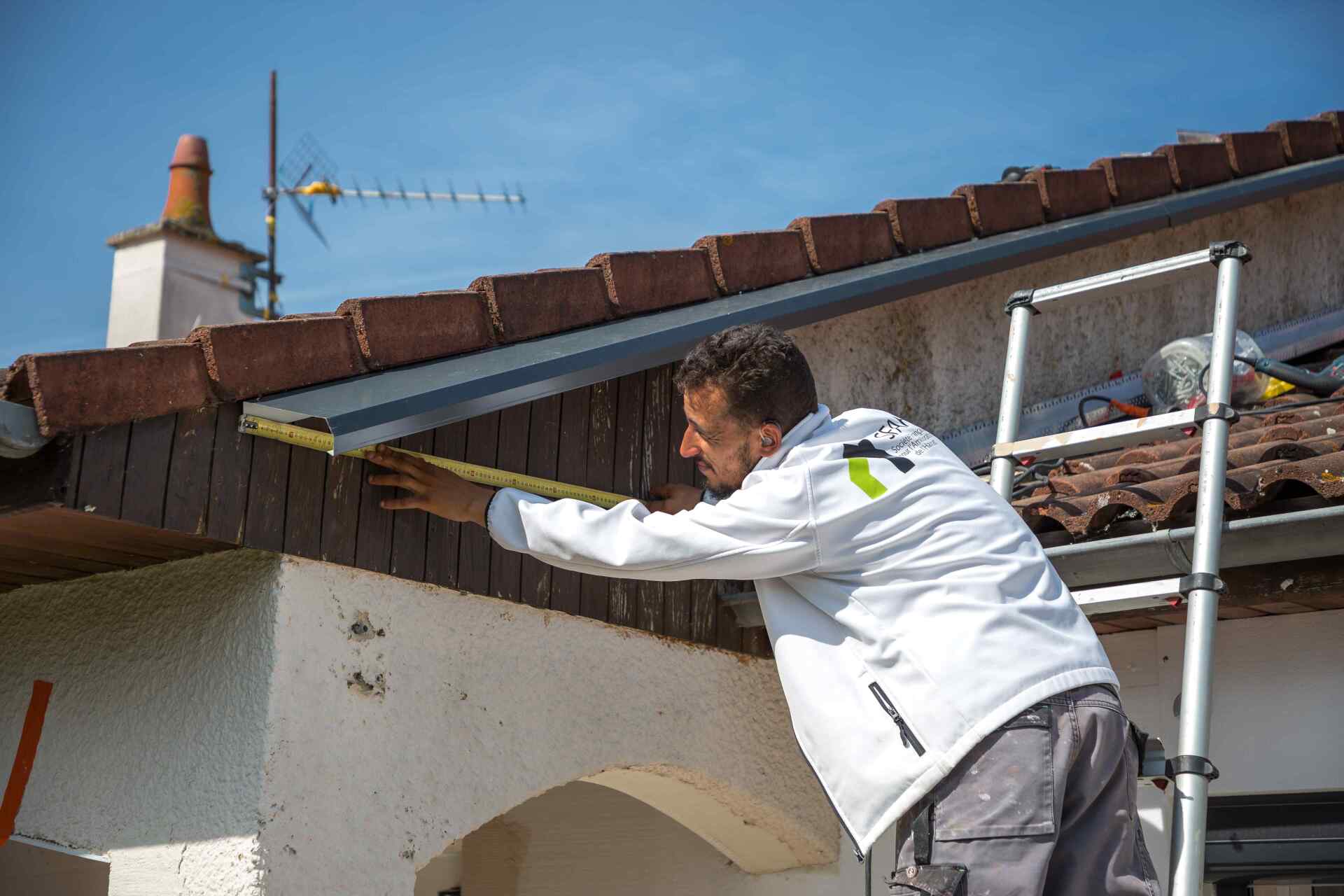 Notre professionnel en train d'analyser une façade.