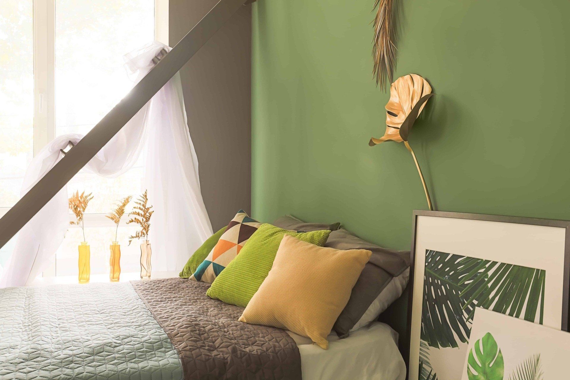 Chambre décorée avec fond vert