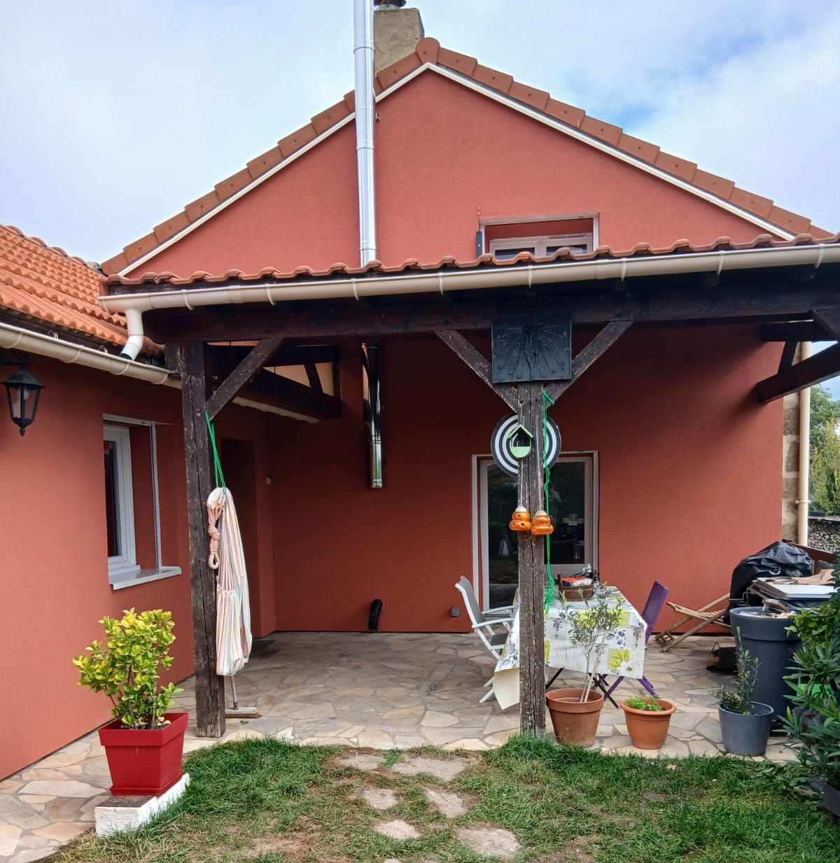 Ravalement de façade rouge.