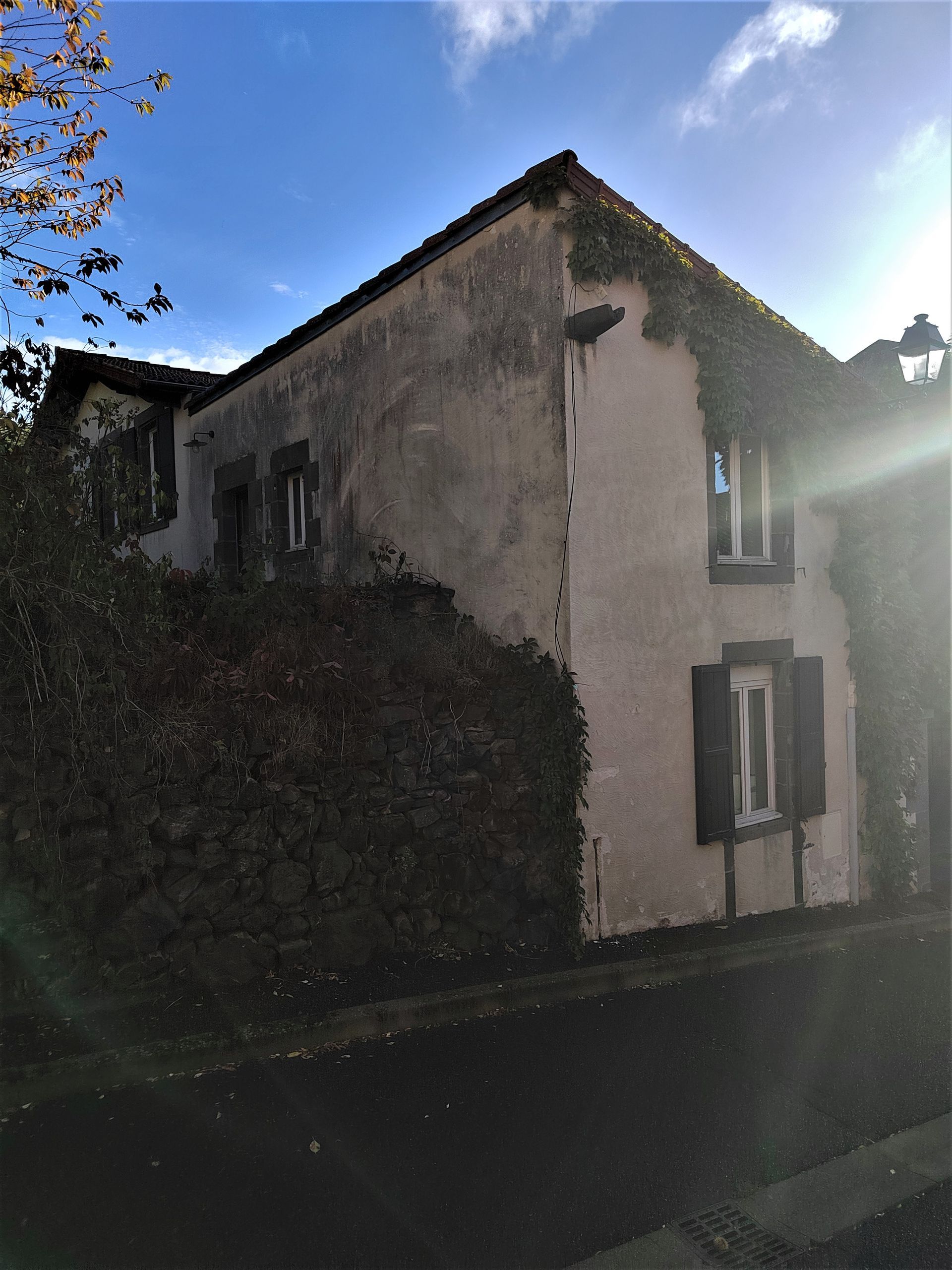 Façade en mauvaise état et sale, avant nos travaux de ravalement