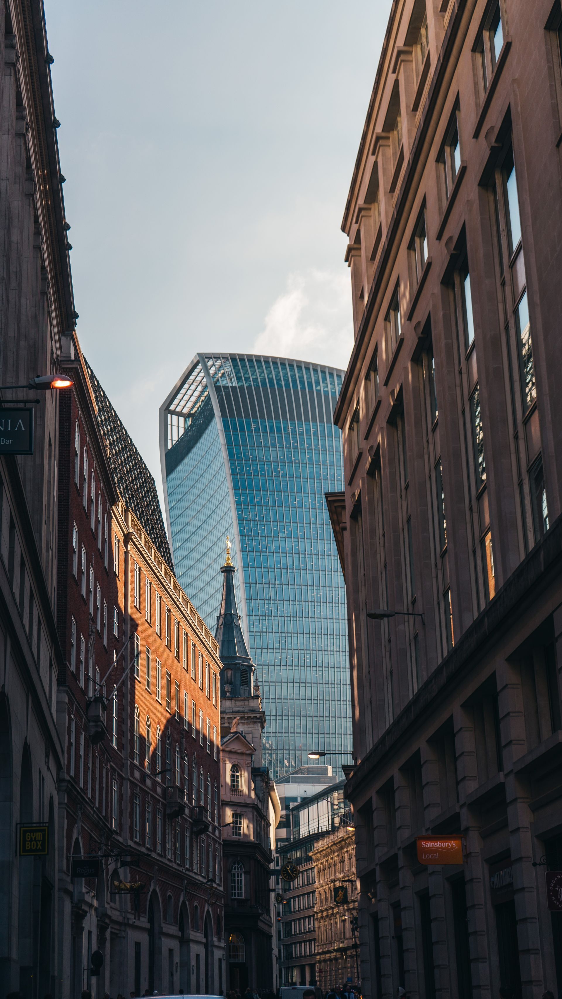 Expansion nach Deutschland aus dem Vereinigten Königreich Vertikaler Aufnahme des Walkie-Talkie-Towers zwischen Gebäuden in London, England
