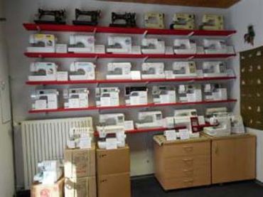 Raum voller Nähmaschinen auf Regalen