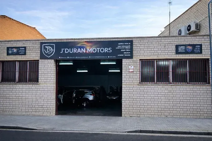 Exterior de J. Duran Motors, un taller mecánico de automóviles con garaje abierto.