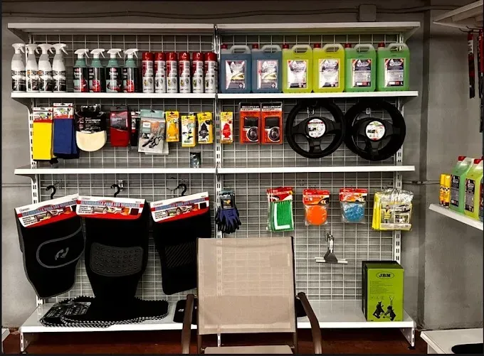 Accesorios para automóviles exhibidos en estanterías metálicas en una tienda.