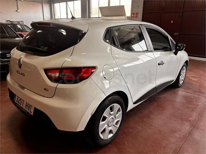 Coche Renault Clio de color blanco, aparcado en el interior de un garaje.