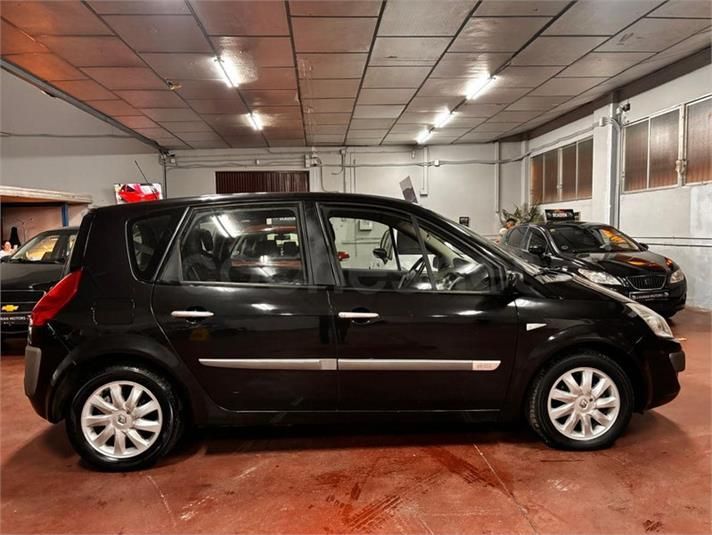 Renault Scénic negro aparcado en el interior de un garaje.