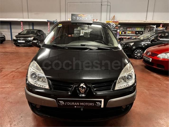 Coche Renault Grand Scenic de color negro aparcado en interior, mostrando el frontal.