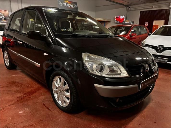 Renault Scénic compacto de color negro aparcado en el interior de un garaje.