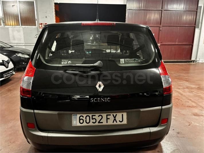 Vista trasera de un automóvil Renault Scenic negro y gris con matrícula 6052 FXJ.