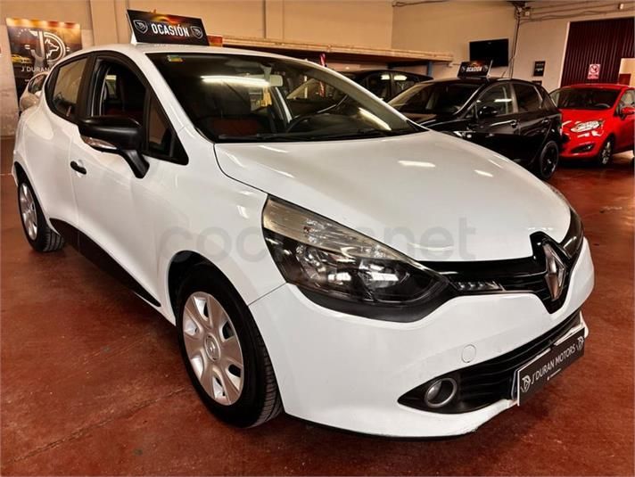 Coche Renault Clio hatchback de color blanco en una sala de exposición.