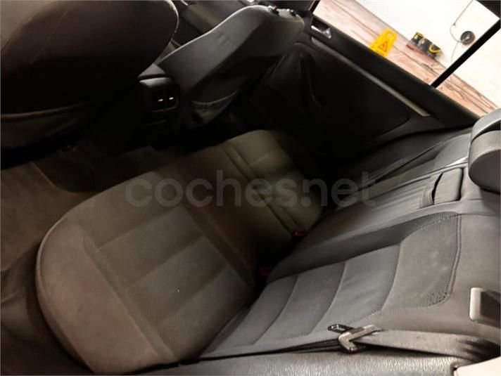 Asientos traseros de coche; tapizado gris oscuro.