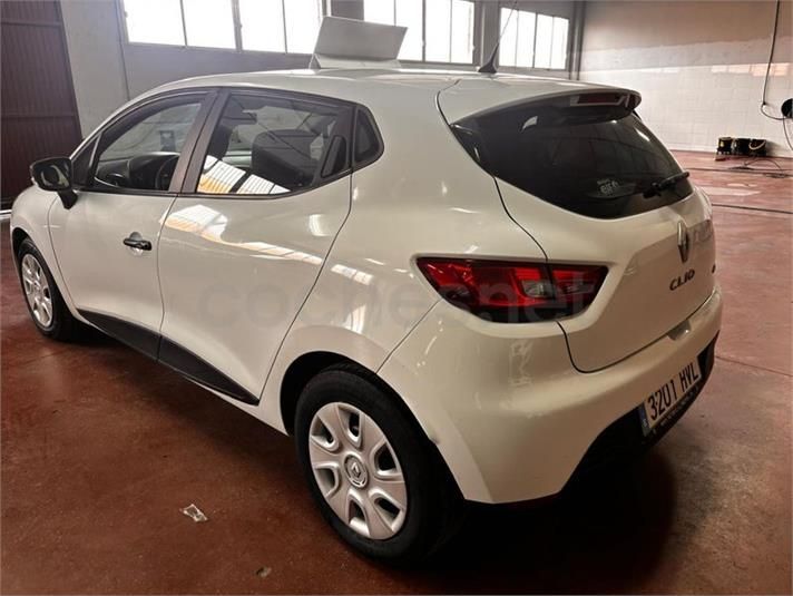 Renault Clio hatchback de color blanco estacionado en el interior.