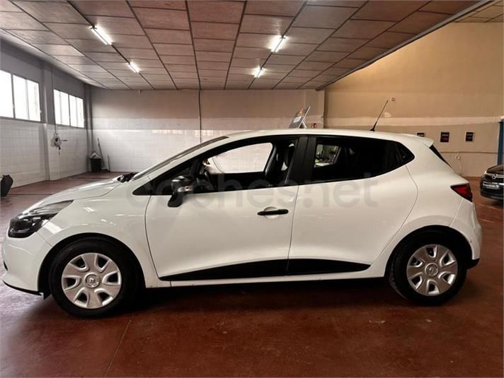 Renault Clio blanco aparcado dentro de un garaje.