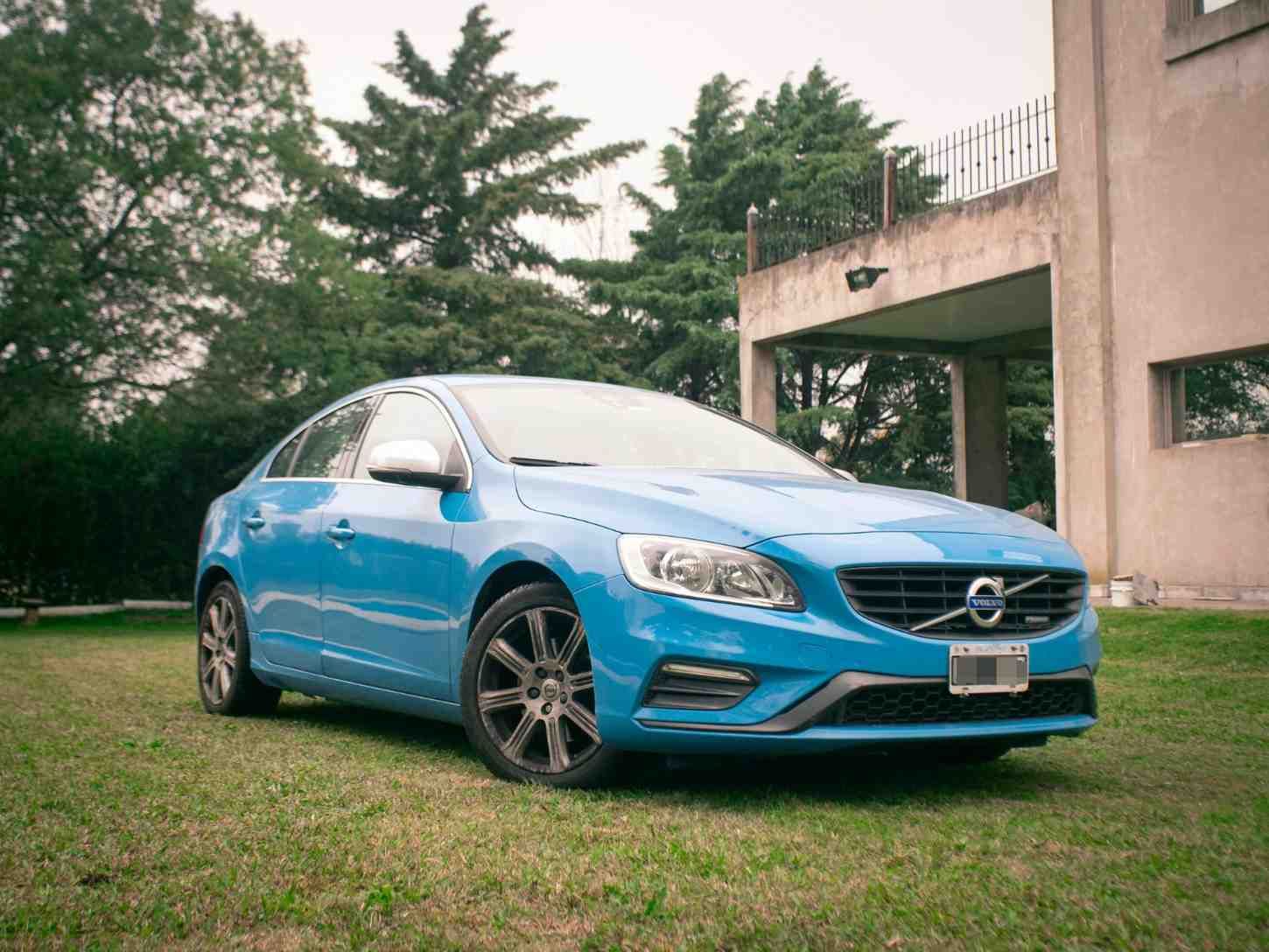 Accesorios para automóviles exhibidos en estanterías metálicas en una tienda.