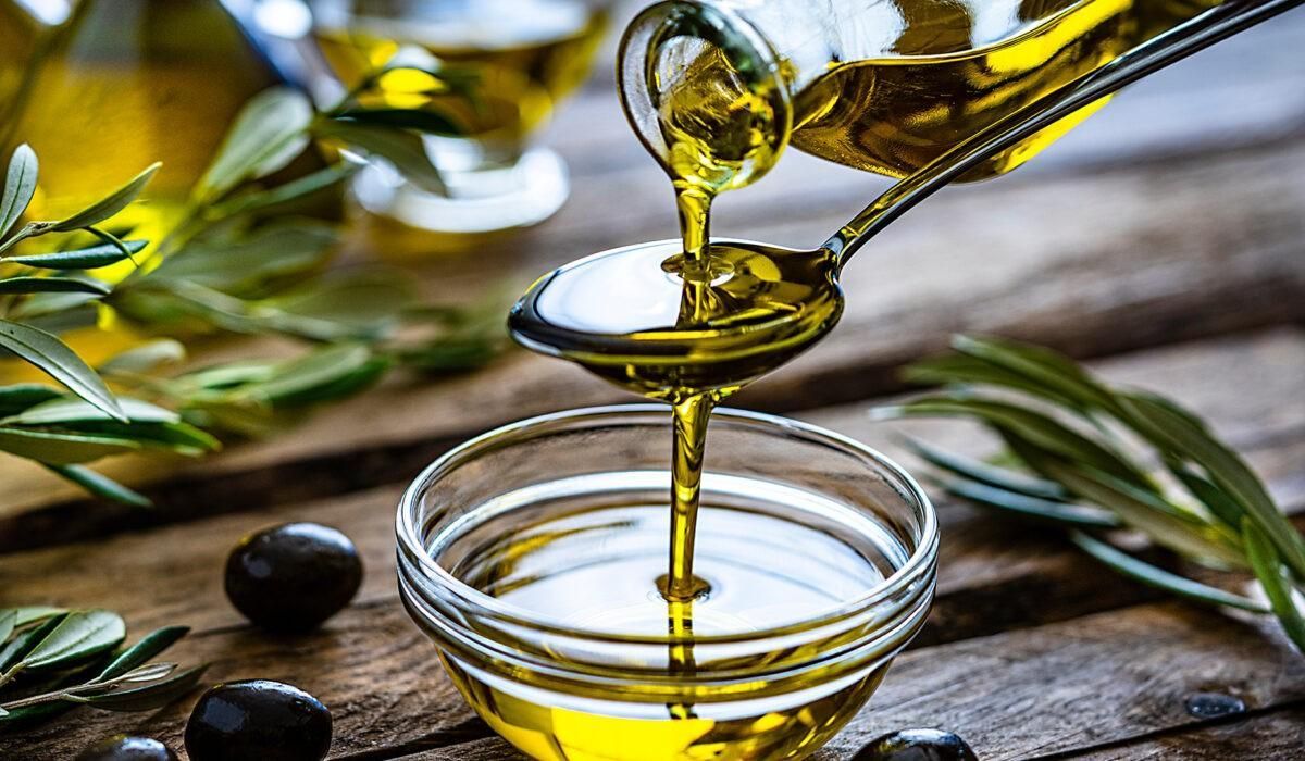 Se vierte aceite de oliva de una botella 