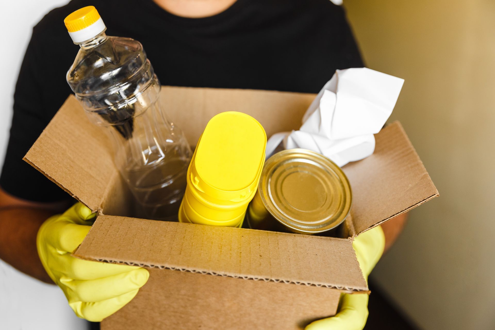 Karton mit Lebensmittelflaschen