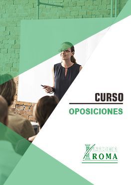 Una mujer está dando una presentación a un grupo de personas.