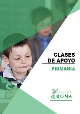 Un niño pequeño está sentado frente a una pizarra en un aula.