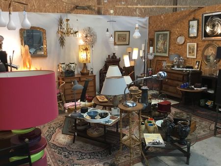 Intérieur d'un magasin brocante avec des objets anciens