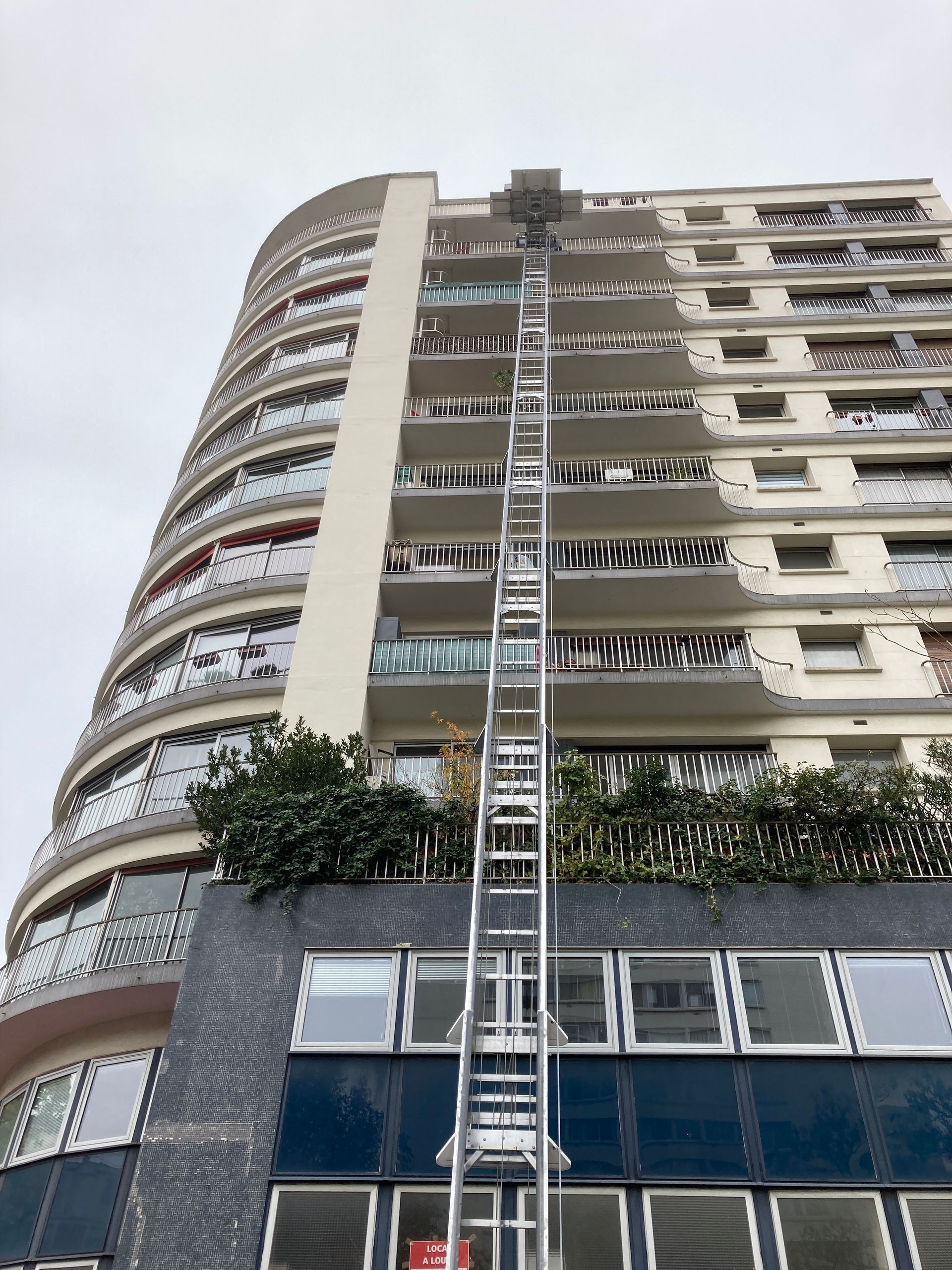 Débarras au monte-charge d'un appartement