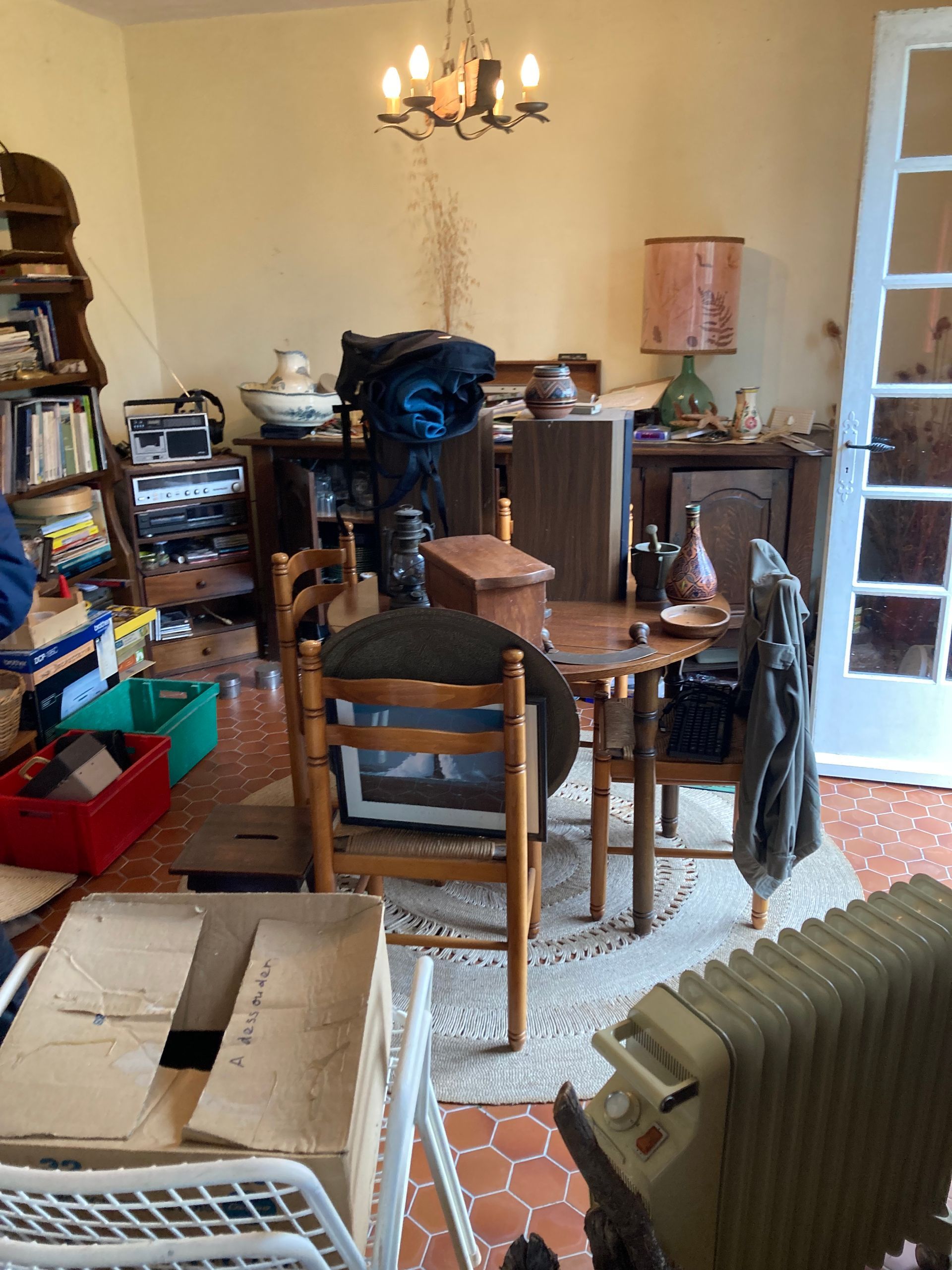 Débarras chez un particulier, prise de vue du salon