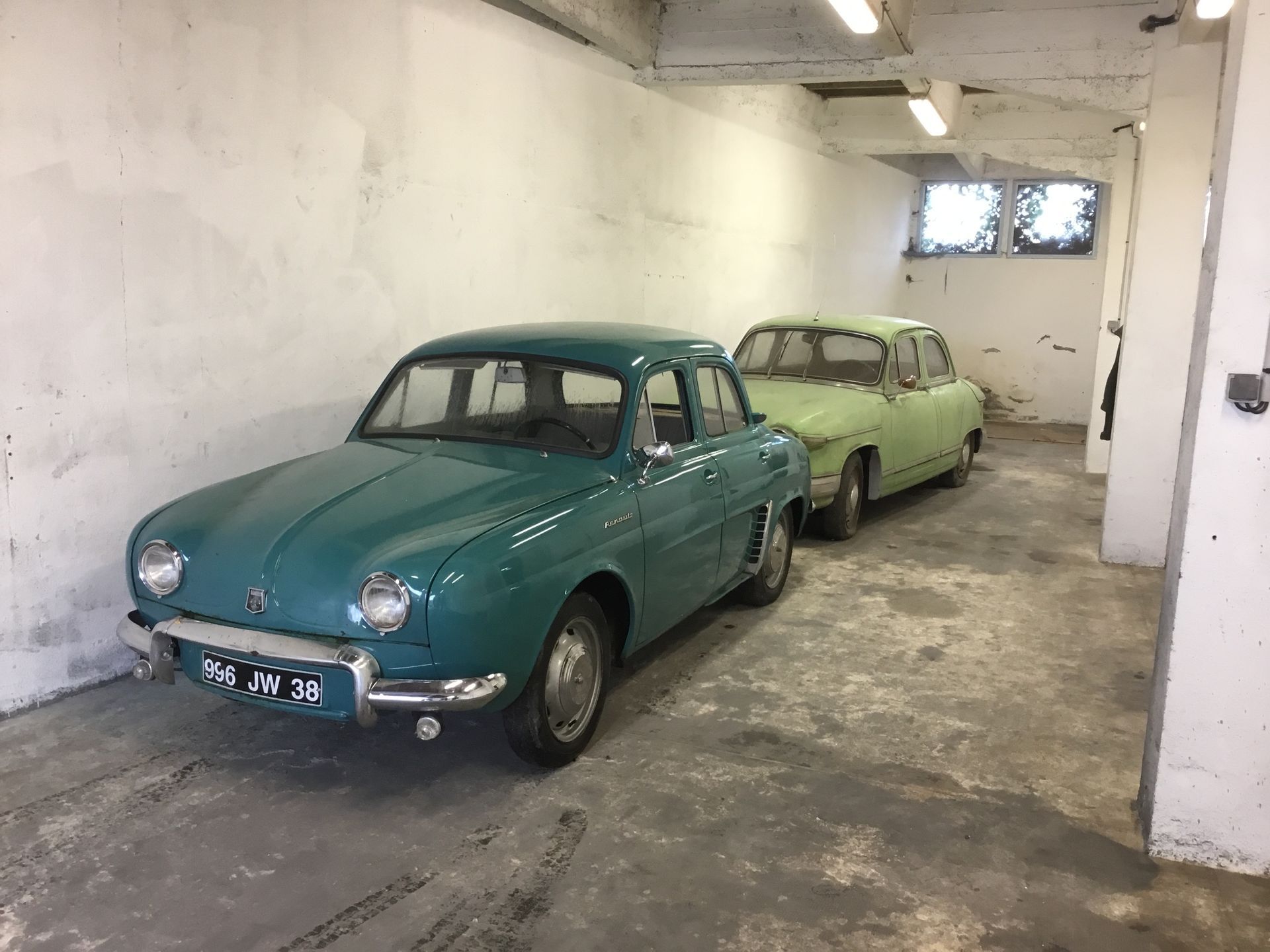 Deux voitures anciennes
