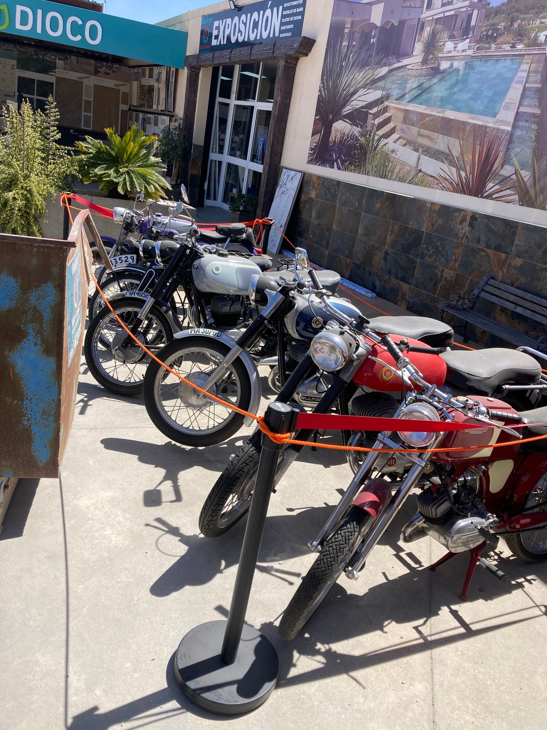 Différentes motos anciennes