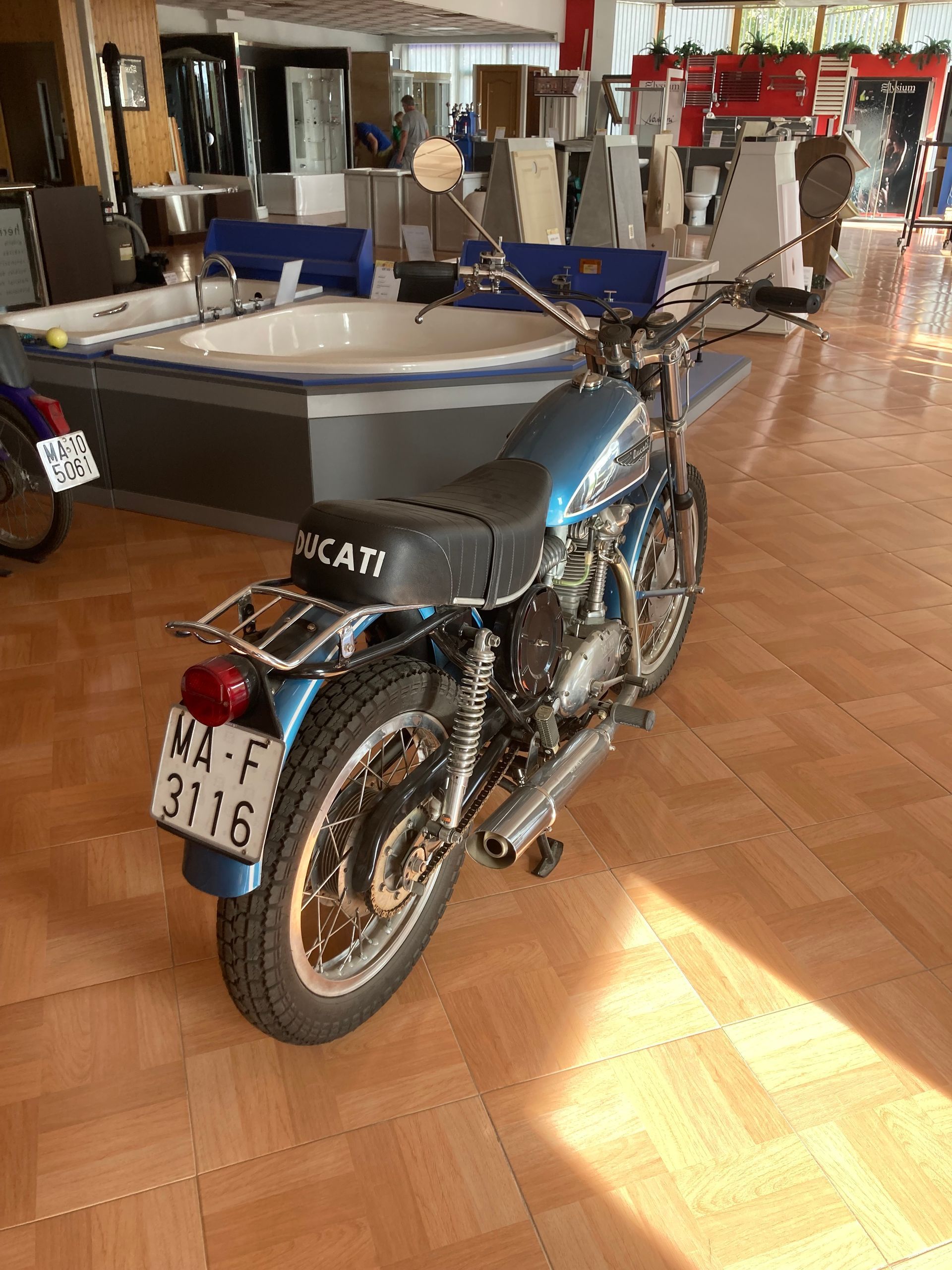 Moto ancienne de marque Ducati