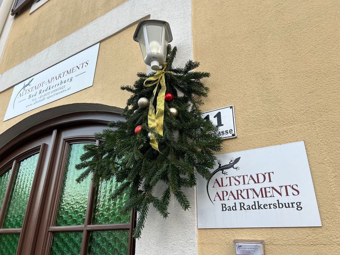 All' unseren Freunden und Gästen wünschen wir Frohe Weihnachten und Prosit Neujahr. Bleiben Sie gesund und fröhlich. Möge das neue Jahr 2026 Ihnen Glück, Gesundheit und viele schöne Momente bringen. Wir freuen uns auf ein g'sundes Wiedersehen in den ALTSTADT-APARTMENTS in Bad Radkersburg!