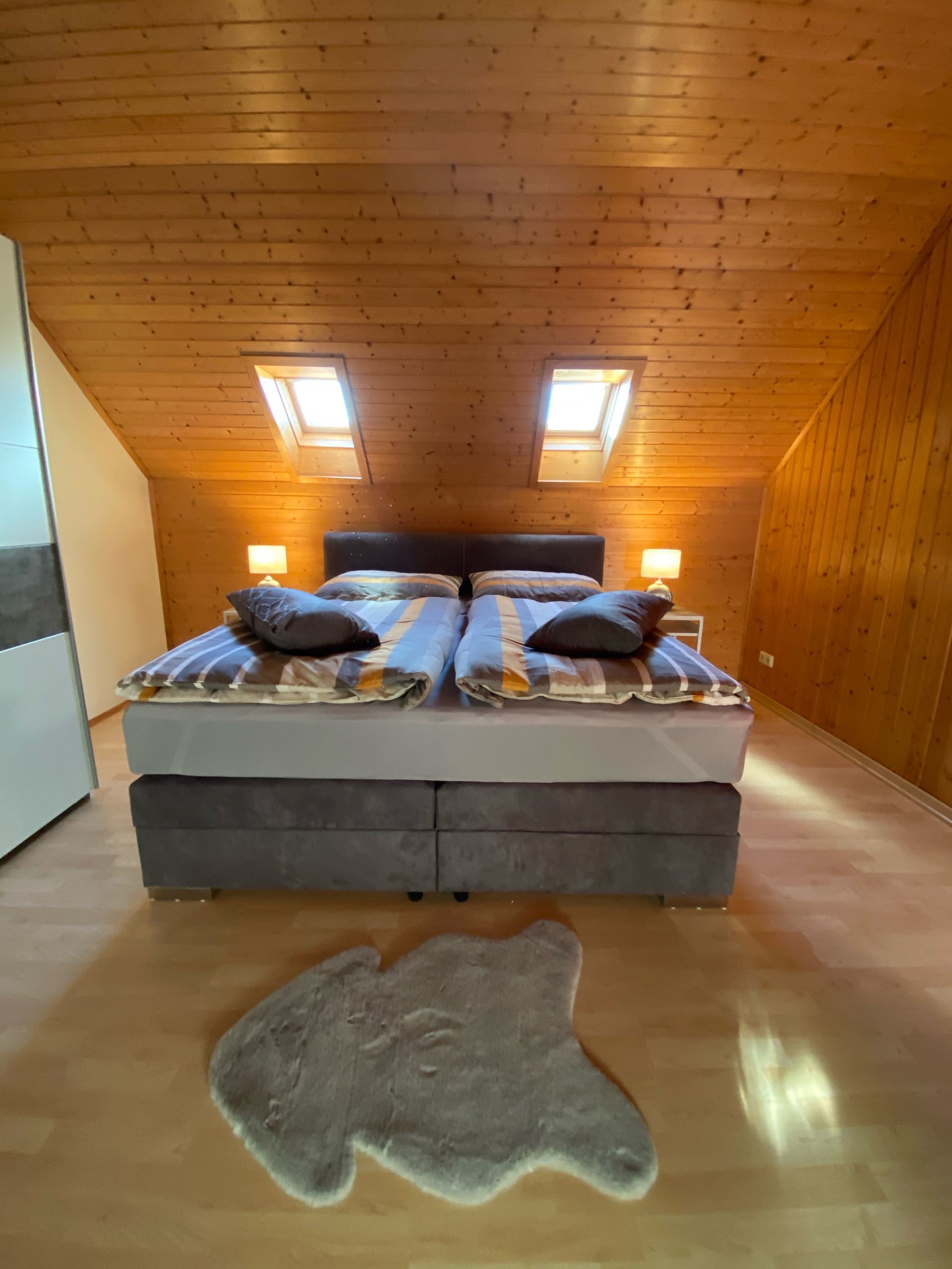 Schlafzimmer in der Ferienwohnung Sauvignon Blanc in den Altstadt-Apartments in Bad Radkersburg mit Doppelbett Boxspringbett, gemütlich, stilvoll, modern komfortabel, im Zentrum