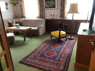 Altstadt-Apartment Weißburgunder im 1. Stock mit eigener Terrasse in den Innenhof - 88 m² - Wohnzimmer. ALTSTADT-APARTMENTS Bad Radkersburg, Pfarrgasse, zentral