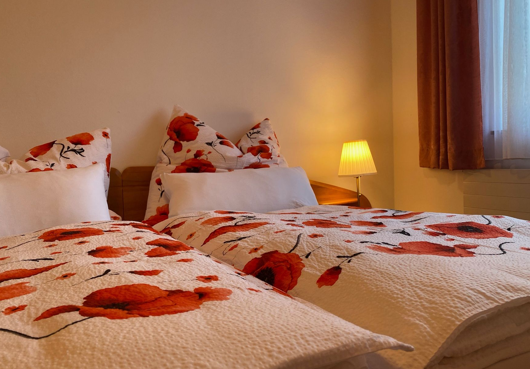 Schlafzimmer in der Ferienwohnung Traminer in den Altstadt-Apartments in Bad Radkersburg mit Doppelbett, verstellbarer Lattenrost, gemütlich, wohnlich, im Zentrum