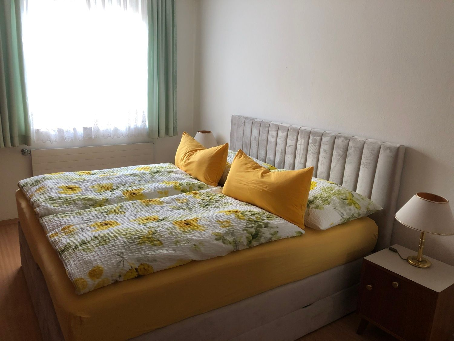 Schlafzimmer im Apartment Weißburgunder – Altstadt-Apartments Bad Radkersburg mit Doppelbett