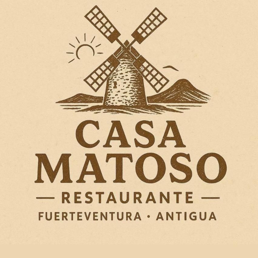 Logotipo del restaurante Casa Matoso con un molino de viento y un sol, con la inscripción “Fuerteventura · Antigua”