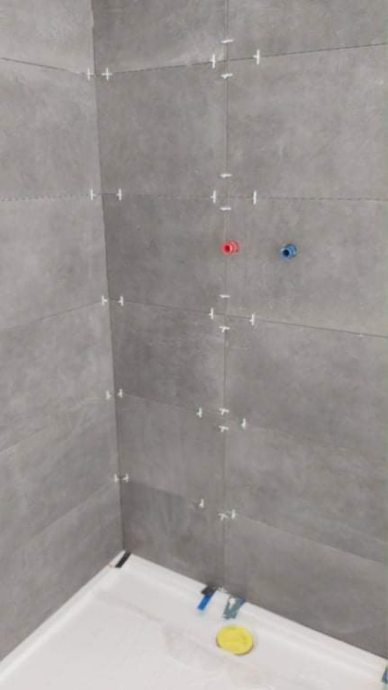 Ruime badkamer natuursteen