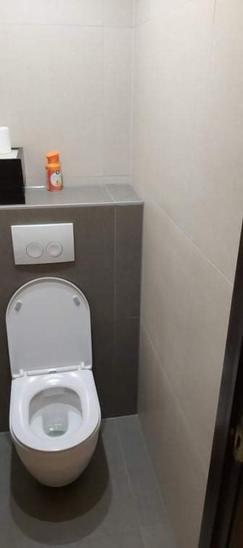 Nieuw modern toilet