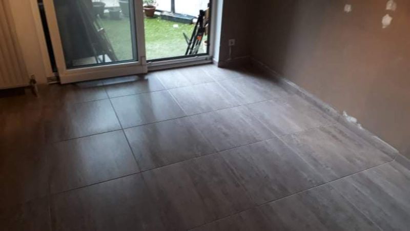 Nieuwe tegelvloer leggen