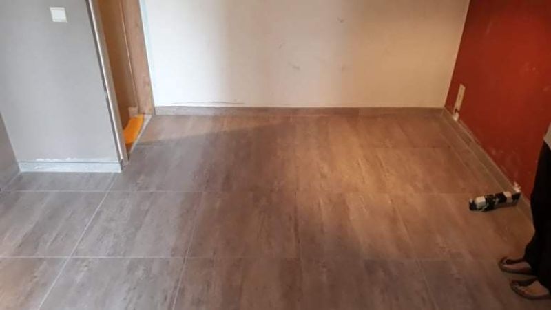 Nieuwe tegelvloer natuursteen